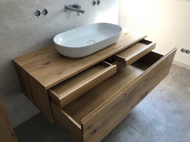 Holzschubladen unter Waschbecken